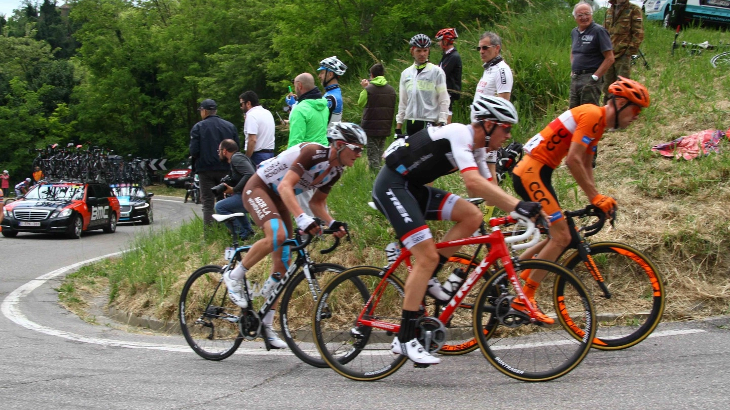 Un passaggio del Giro d’Italia in una delle passate edizioni (foto di archivio)