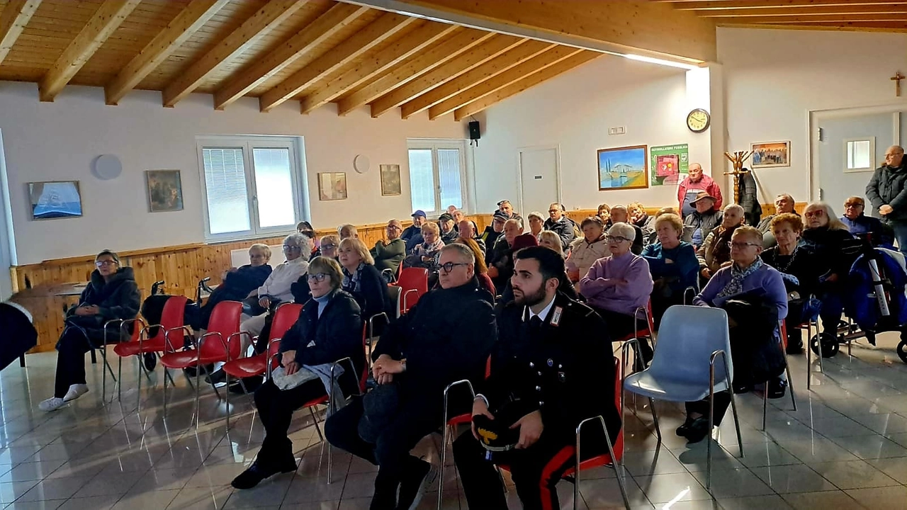 Sala gremita a Zelo Buon Persico durante la lezione antitruffa