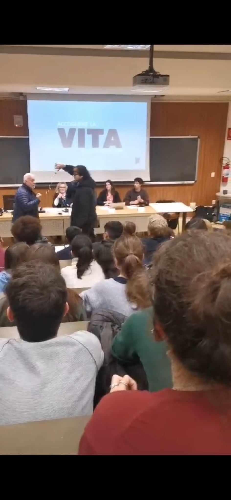 Università Statale, l’incontro dei cattolici sull’aborto bloccato da studenti di sinistra tra cori e bestemmie