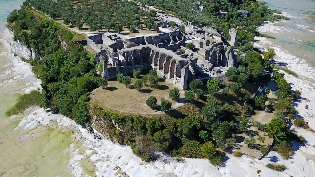 Una veduta dall'alto delle Grotte di Catullo a Sirmione, una delle mete turistiche del Garda più amate dai turisti del Nord Europa