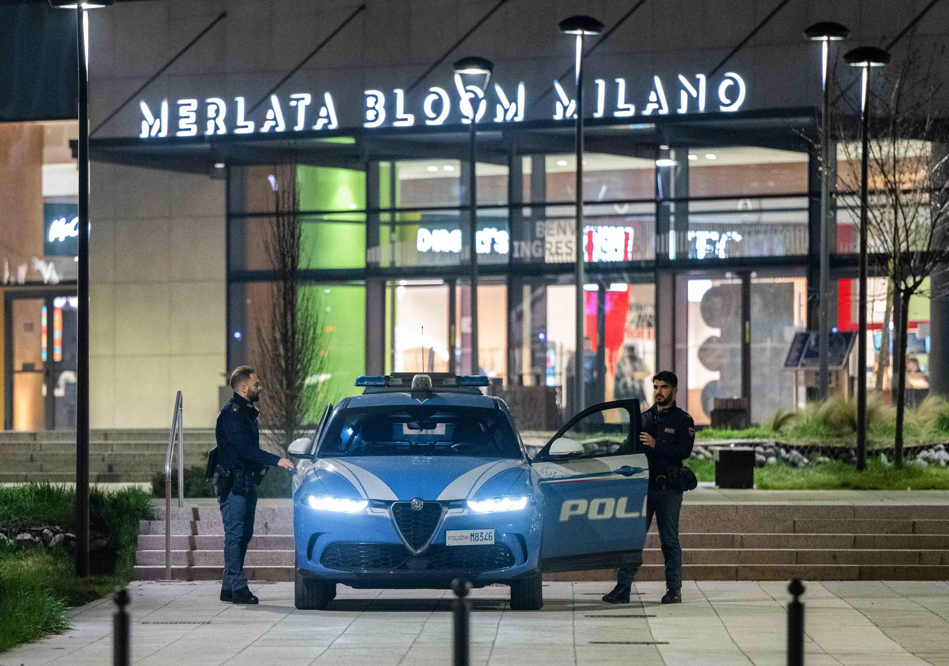 Milano, 19enne accoltellato fuori dal Merlata Bloom: la “scusa” della sigaretta e la rapina di iPhone e monopattino, caccia al branco