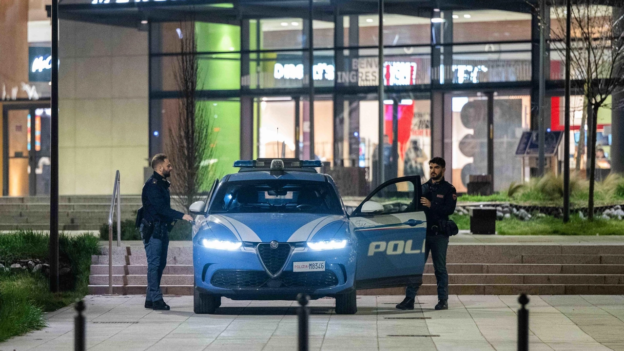 Ragazzo aggredito a coltellate davanti il centro commerciale Merlata Bloom