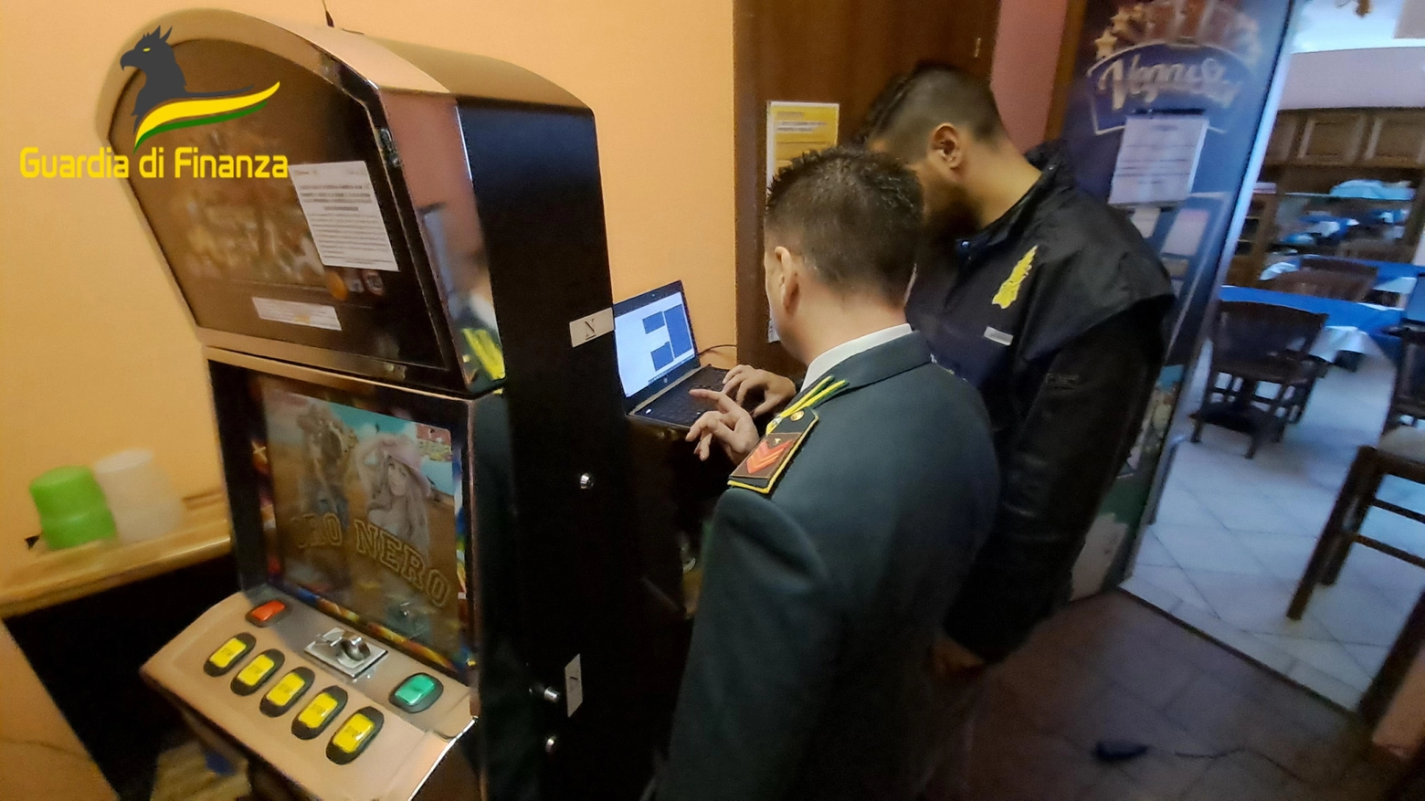Controlli della Finanza sulle slot machine