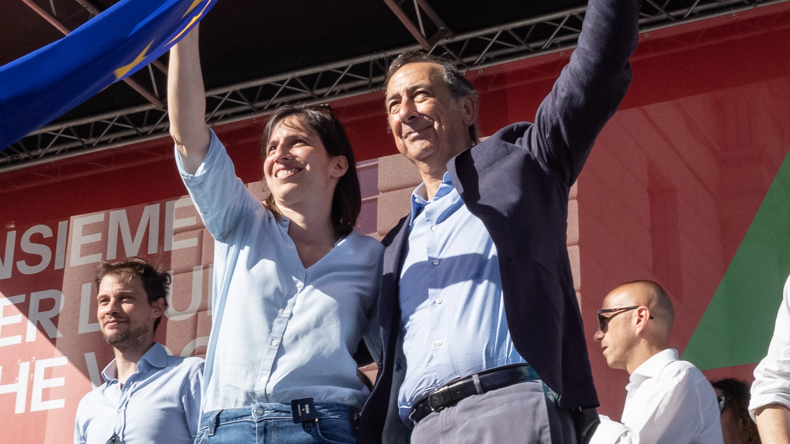 Elly Schlein e Giuseppe Sala durante un comizio a Milano (Ansa/Davide Canella)