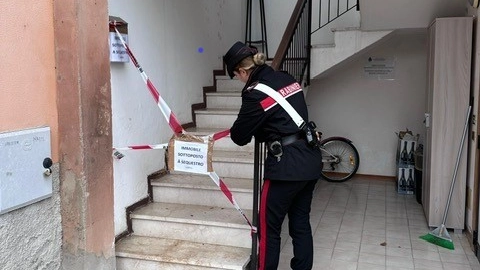 I carabinieri pongono sotto sequestro l'abitazione dove vive l'uomo