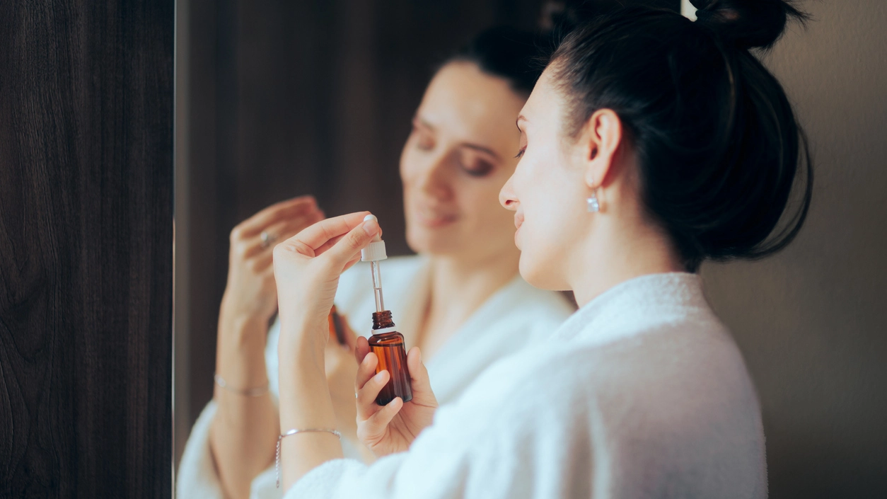 Una giovane donna pronta a mettere un siero sul viso