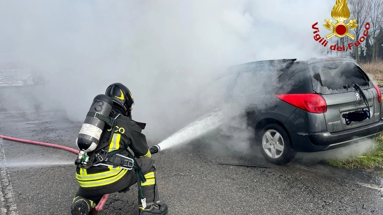 I vigili del fuoco hanno domato le fiamme e messo in sicurezza la vettura