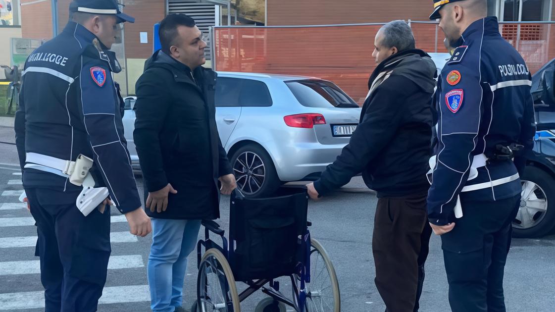 Carrozzina regalata al disabile di 13 anni