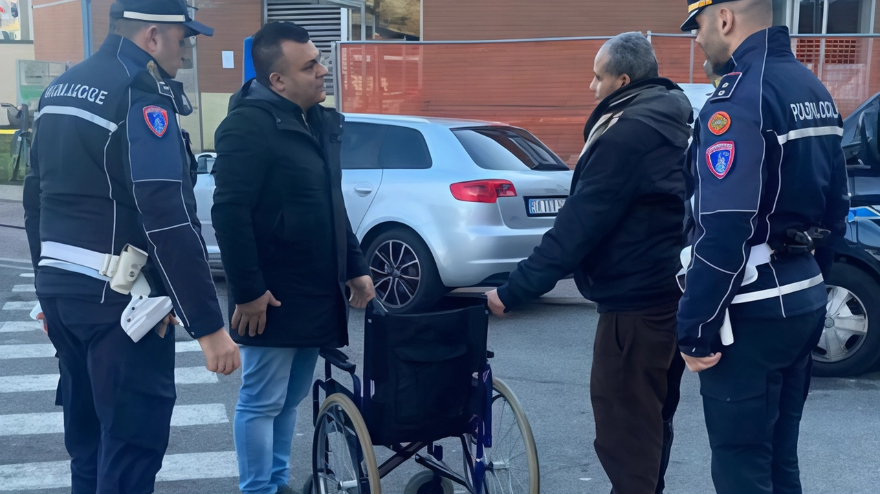 Il regalo anticipato di Natale è arrivato puntuale. Ieri mattina, gli agenti della polizia locale hanno consegnato una nuova sedia...