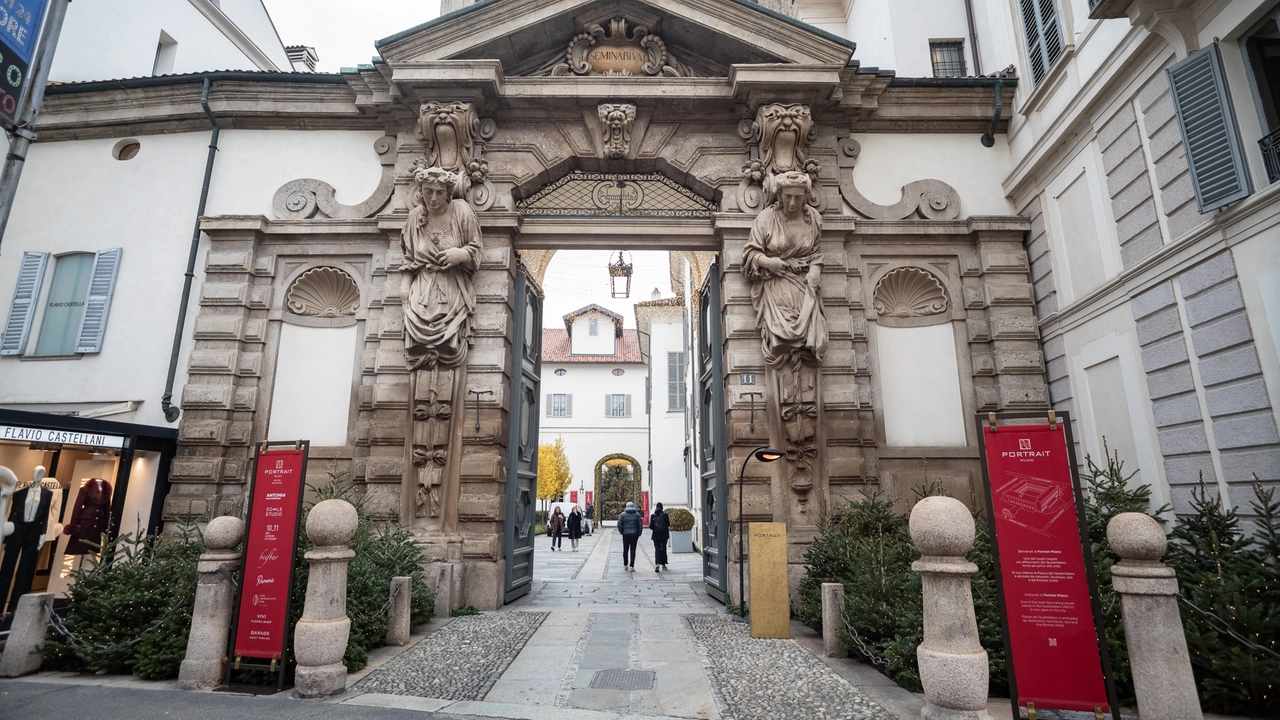 Il portale cinquecentesco di ingresso della piazza (Foto Canella)