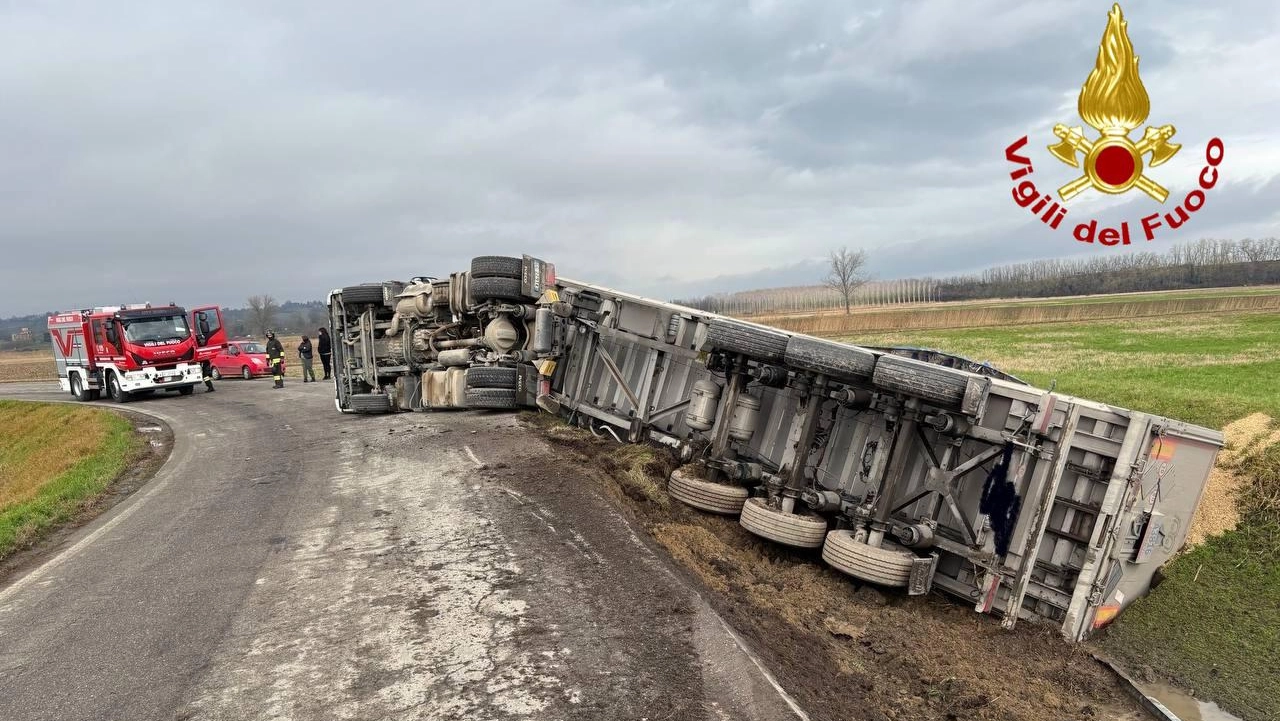 Il camion ribaltato a Chignolo Po