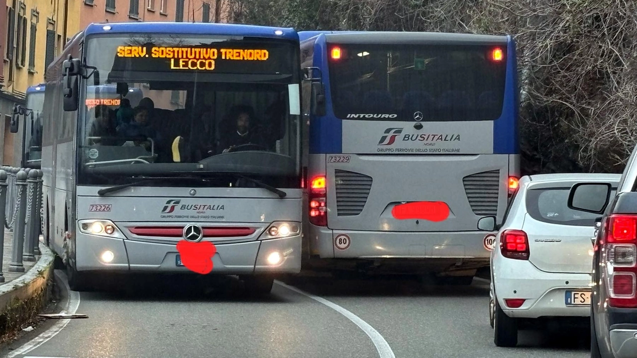 La situazione lungo la provinciale che attraversa i paesi con la ferrovia chiusa