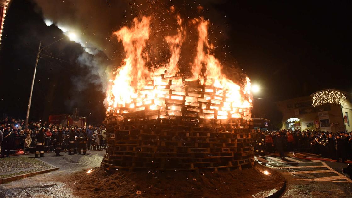 Sant’Antonio e Gioeubia, tradizioni popolari salve: le norme ambientali risparmiano i falò storici