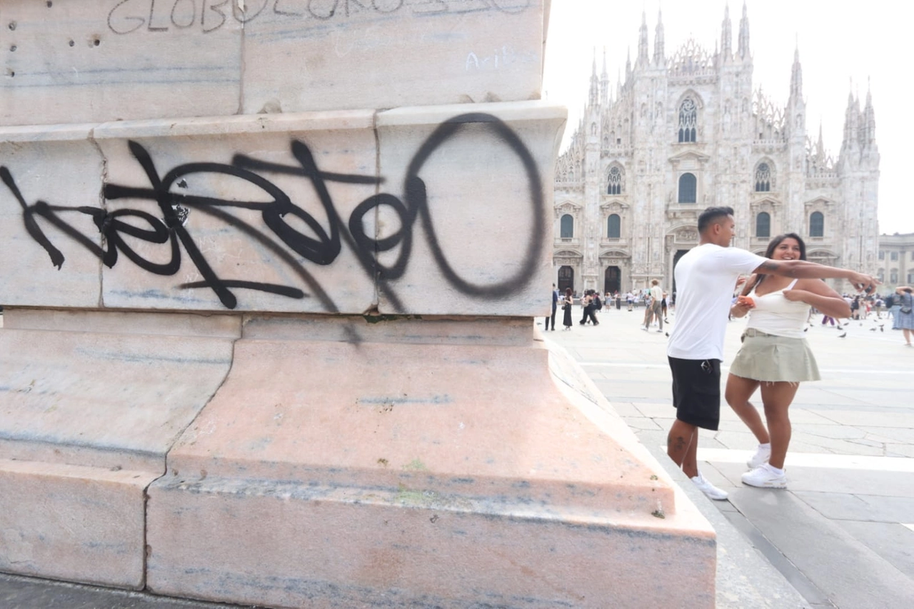 L'imbrattamento sullo sfondo del Duomo