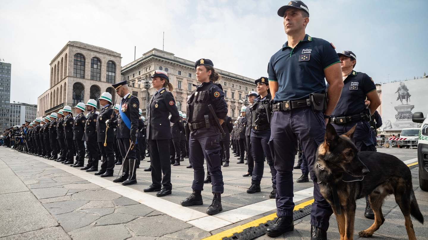 Agenti della polizia locale schierati a Milano in occasione dell'anniversario del corpo