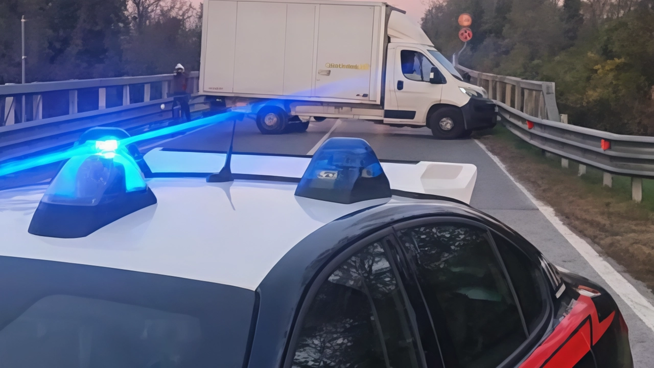 Nella zona industriale di Manerbio, tre furgoni e due auto rubate hanno bloccato una strada, generando caos. Possibile tentativo di assalto sventato dai carabinieri. Ricorda episodio simile del 2023 a Poncarale.