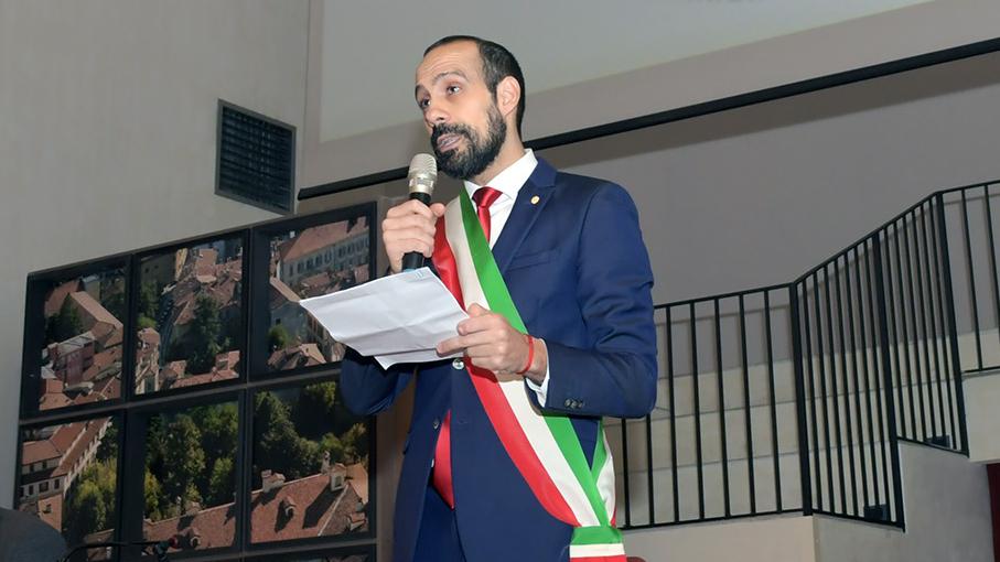 Dagli insulti al “non mi puntare il dito”: bagarre in Consiglio comunale a Pavia, poi il sindaco si scusa con tutta la città