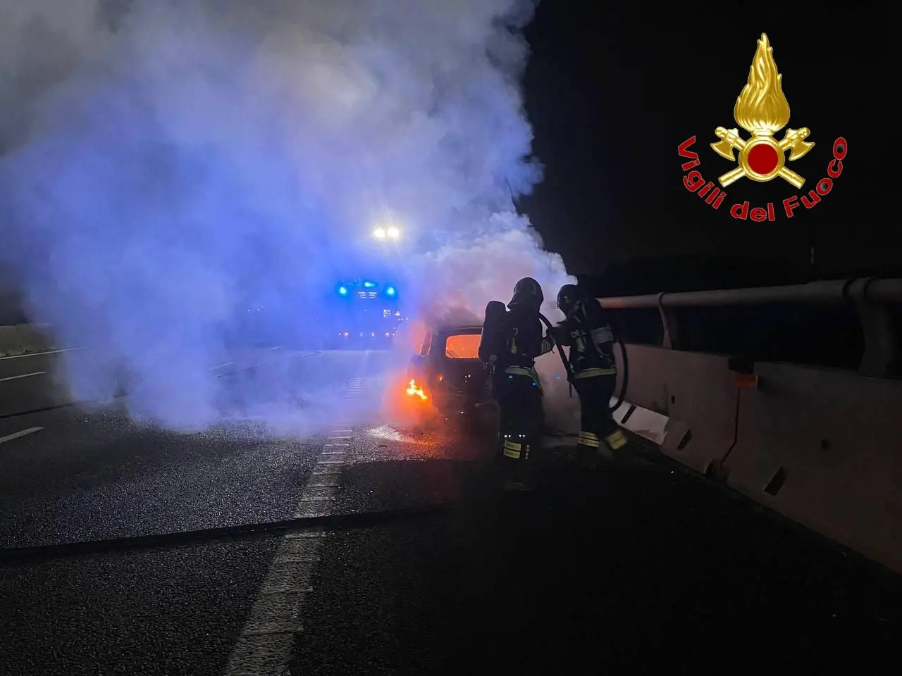 Auto a Gpl va a fuoco lungo la A1 all’altezza di Villanova: carreggiata nord chiusa