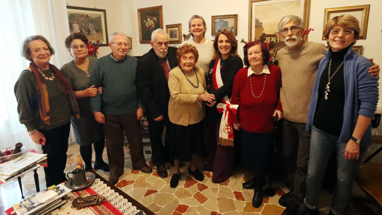 In alto, la signora Carla Andresi con tutti gli amici per la festa Accanto, il tram che prende per andare in centro e, sopra, mentre soffia sulle candeline della torta per i 100 anni