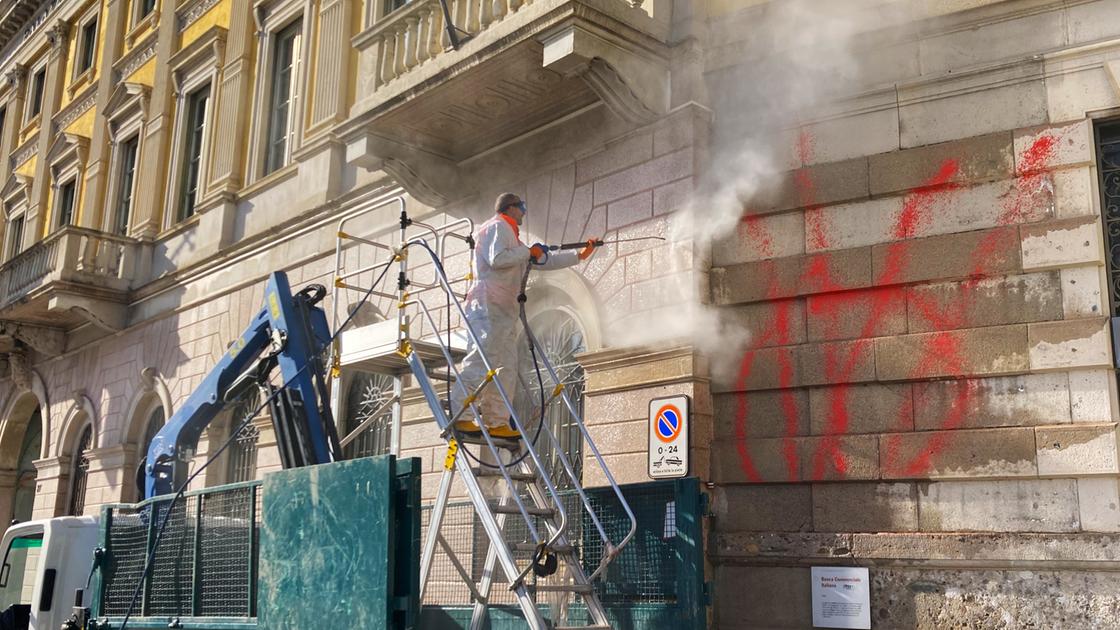 Palazzo Frizzoni imbrattato: chi è il no vax incastrato dalle telecamere