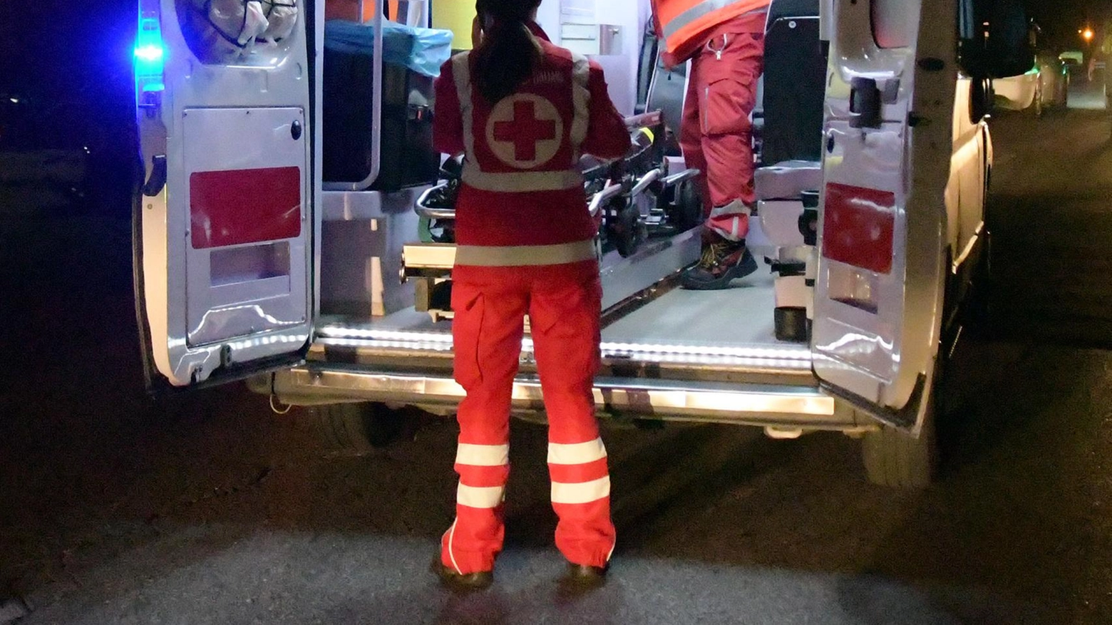 Rissa in stazione. Ferito con cocci di bottiglia