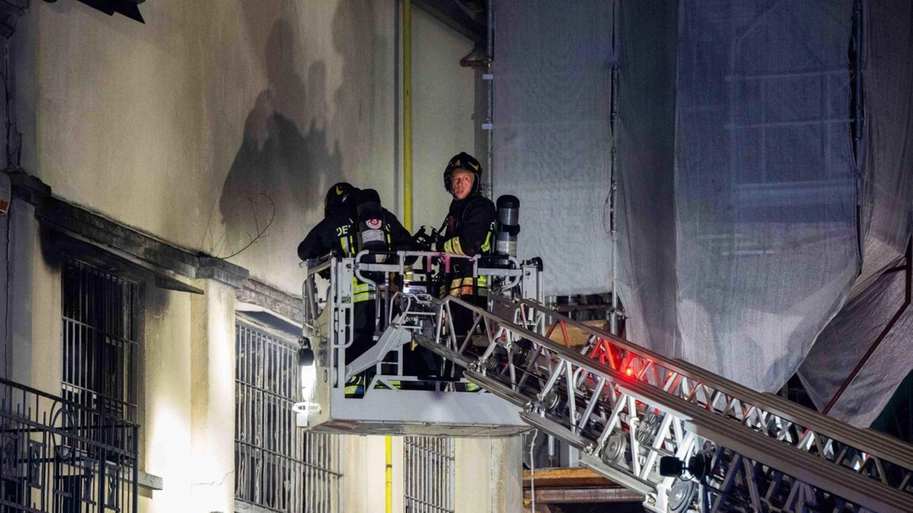 La Procura disporrà accertamenti irripetibili sul punto di innesco, individuato dai cani dei vigili del fuoco, dell’incendio del magazzino...