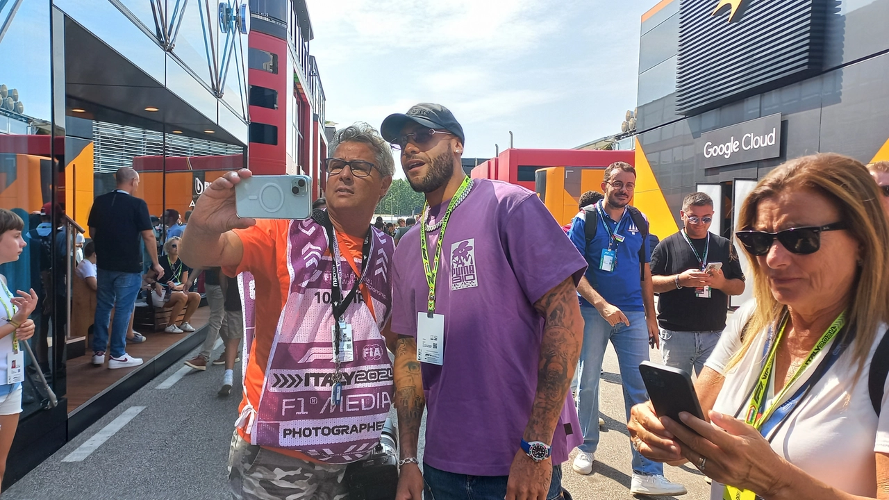 Il velocista Marcel Jacobs si concede un selfie con un tifoso