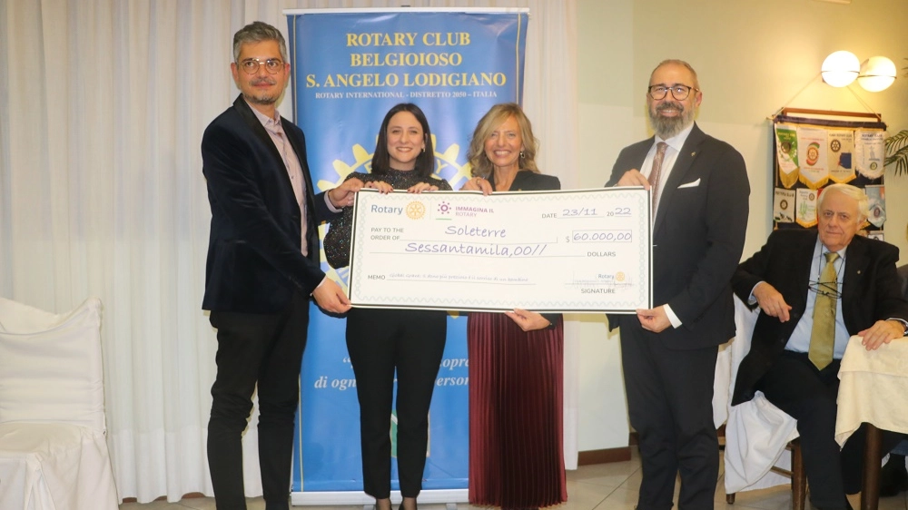 ll momento della consegna di un contributo a Soleterre da parte del Rotary