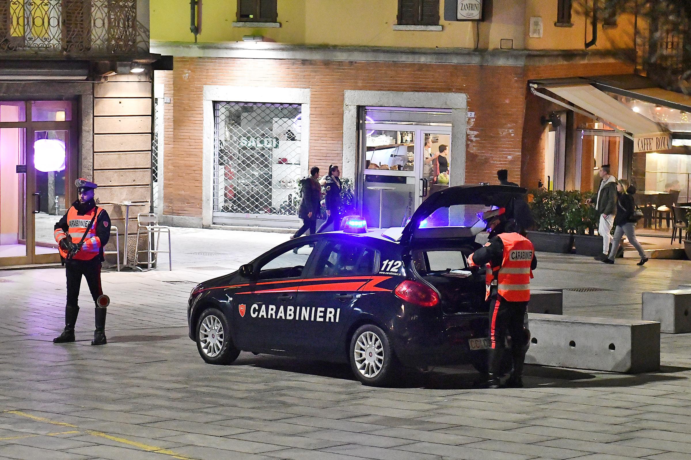 Como, agguato a colpi di pistola a Turate: due quarantenni in fin di vita