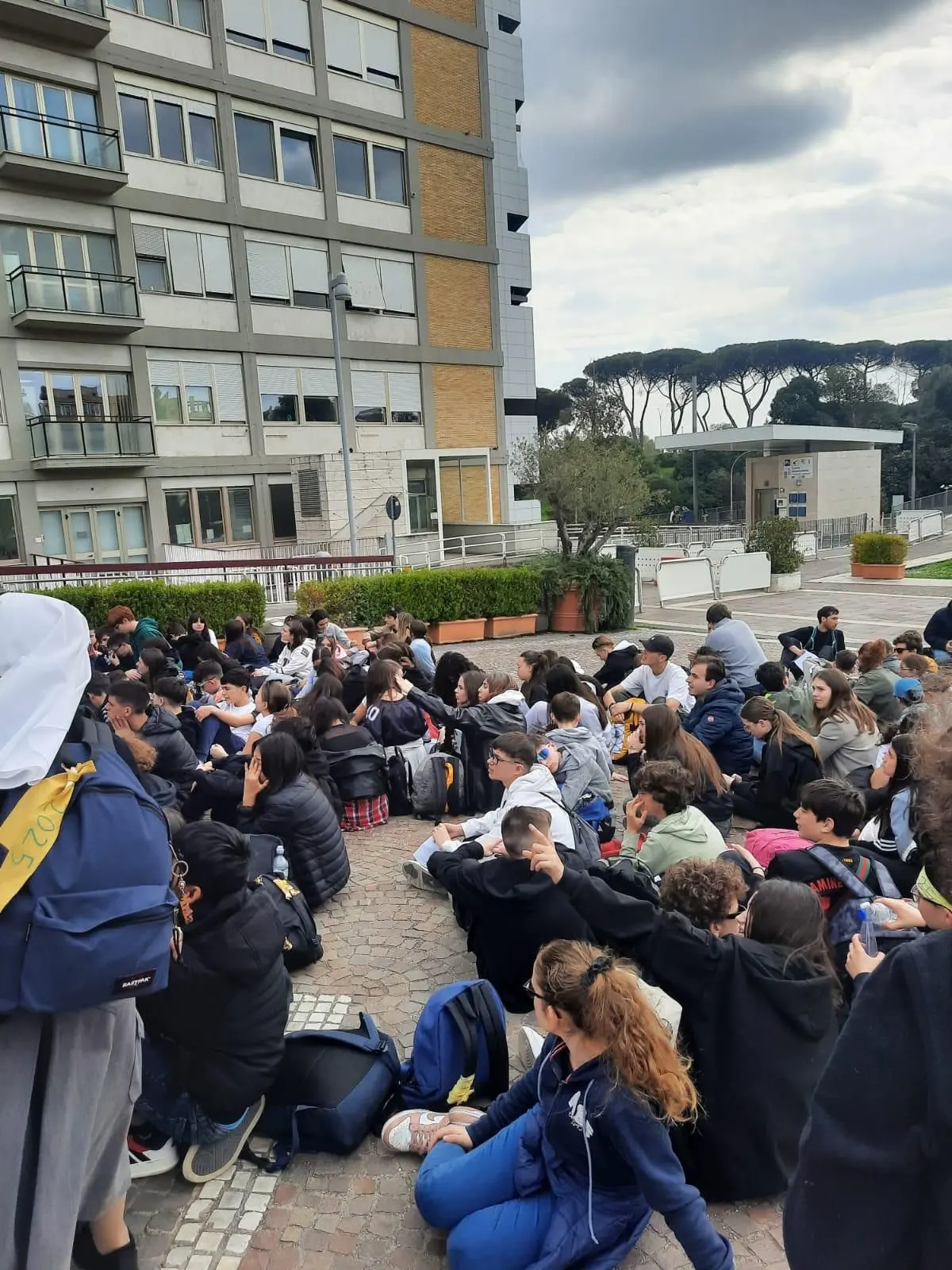 Da Rho all'ospedale Gemelli di Roma per il Papa: la preghiera di 175 studenti