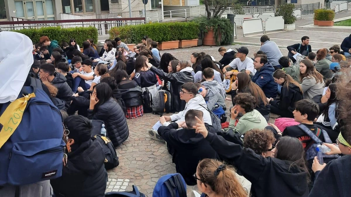 Ragazzi e ragazze di Rho e Pero sotto il Policlinico Gemelli di Roma