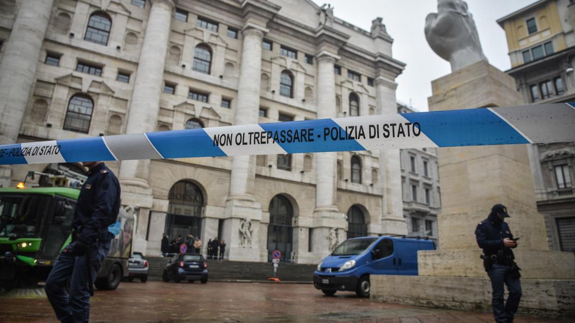 Vernice sul “dito” di Cattelan, prosciolti tre di Ultima Generazione: “Sì alla giustizia riparativa”