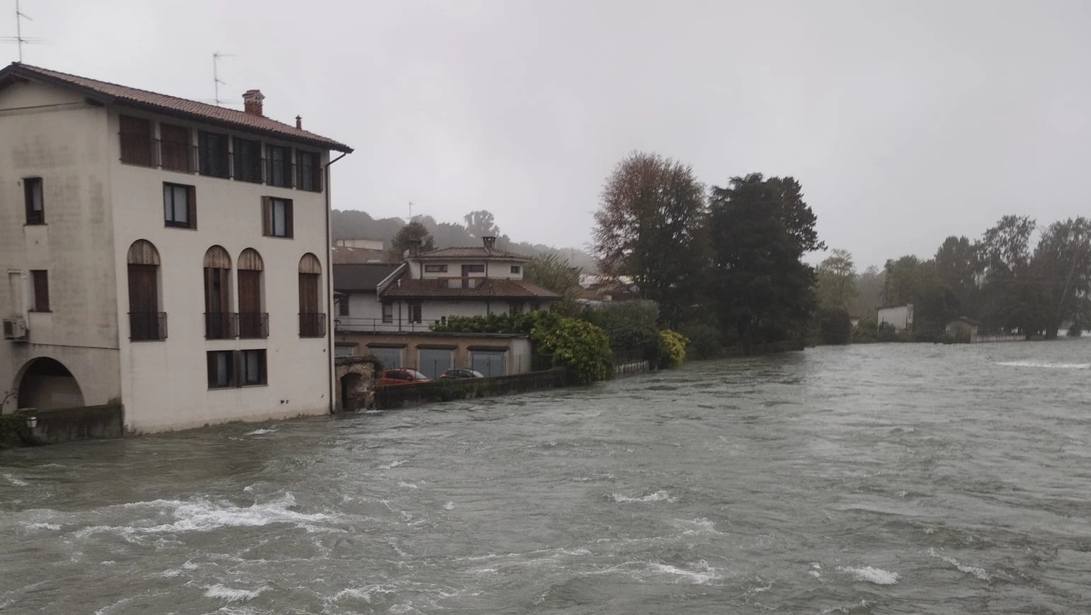 Palazzo sull'Oglio, il fume Oglio in piena a causa del maltempo (Foto facebook Cesy Campa)