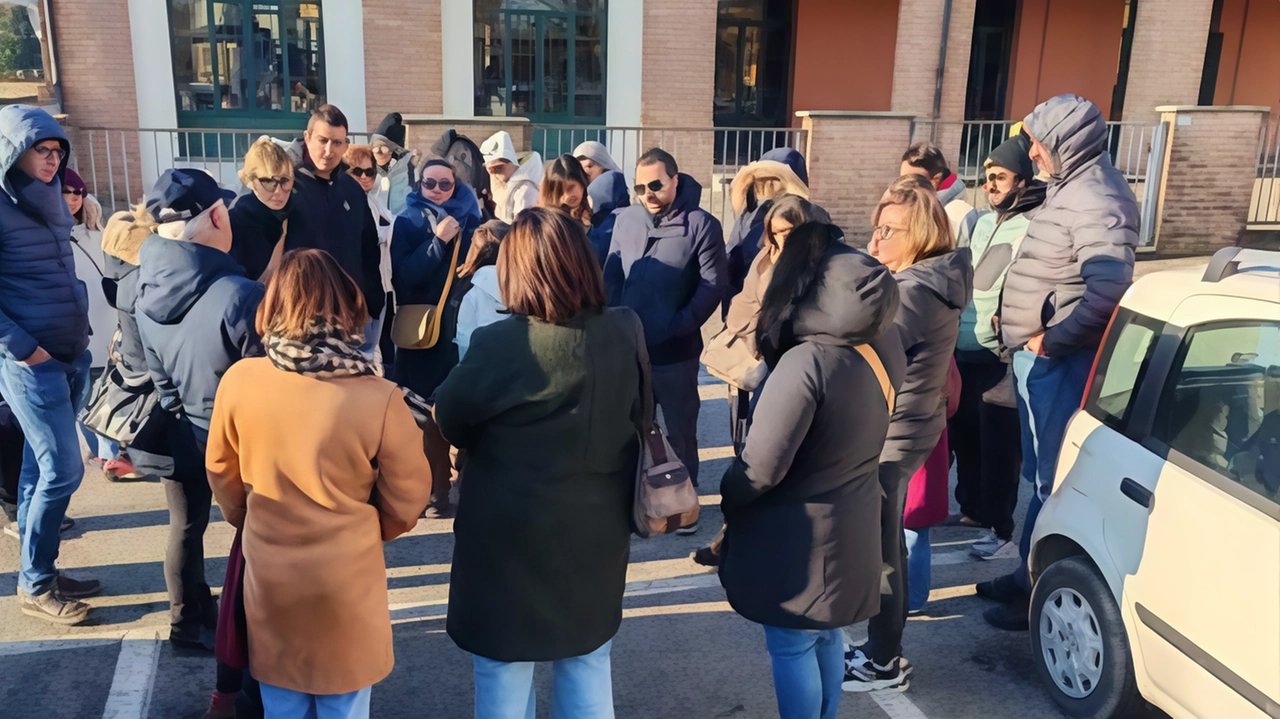 Il presidio dei genitori davanti al municipio Oggi alle 14.30 ci sarà una camminata di protesta