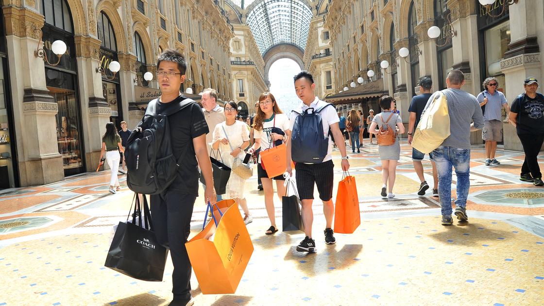 https://www.ilgiorno.it/image-service/view/acePublic/alias/contentid/MWFhY2U3MDMtZmViMS00/0/turisti-asiatici-carichi-di-acquisti-nei-negozi-in-centro-a-milano.jpeg?f=16:9&w=1200&h=630