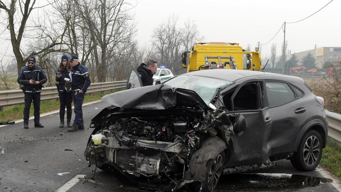 Incidente tra auto e furgone. Grave una quarantacinquenne