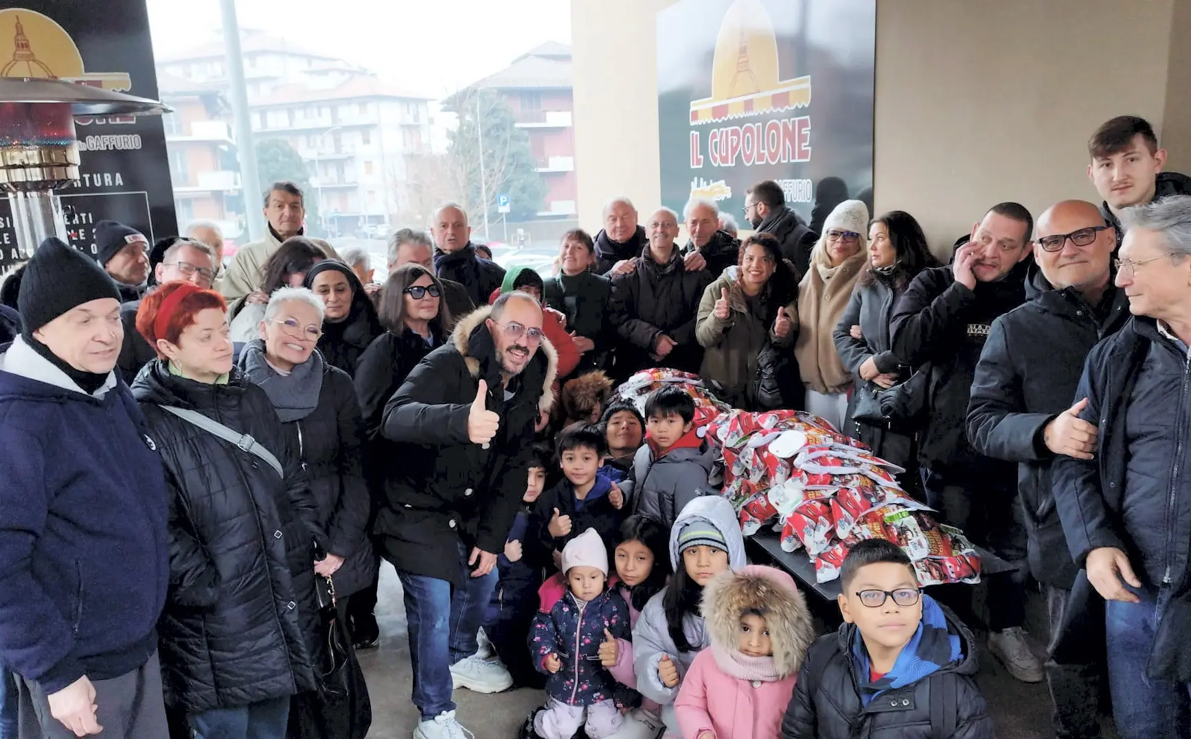 Pavia, il dono dei Re Magi: una calza, dolci e regali a tutti i bambini