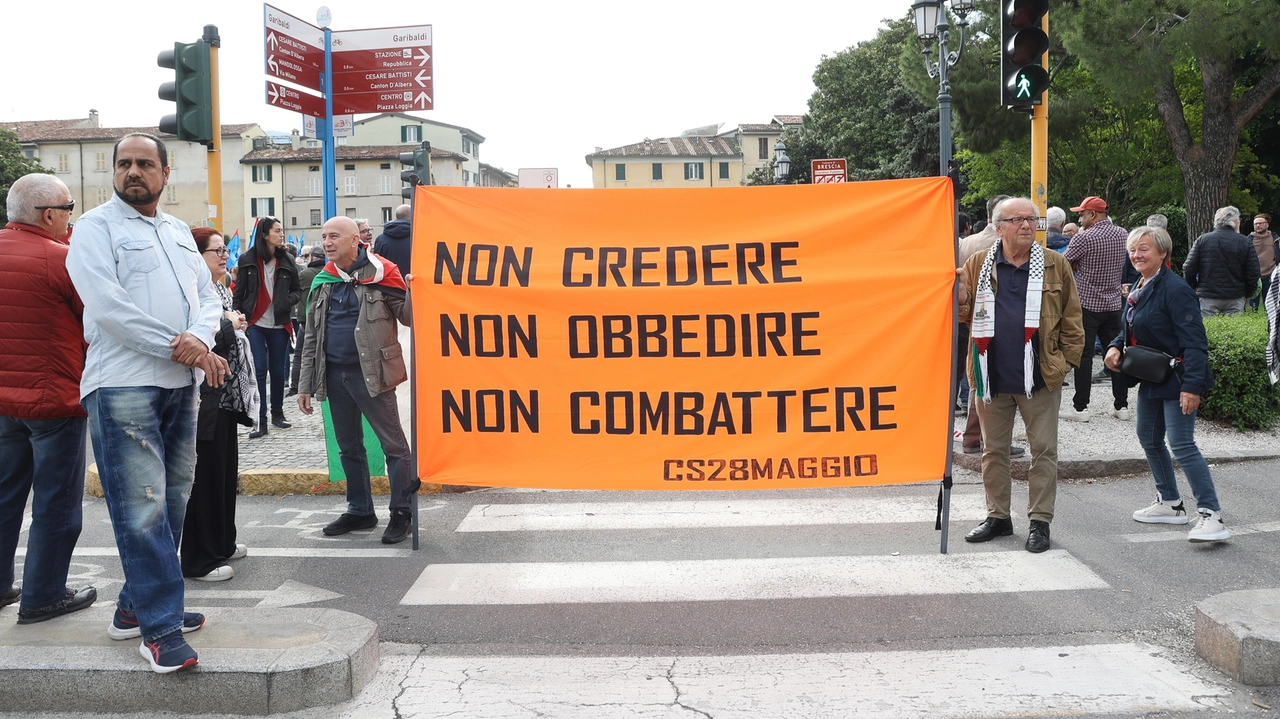 Un presidio antifascista a Brescia