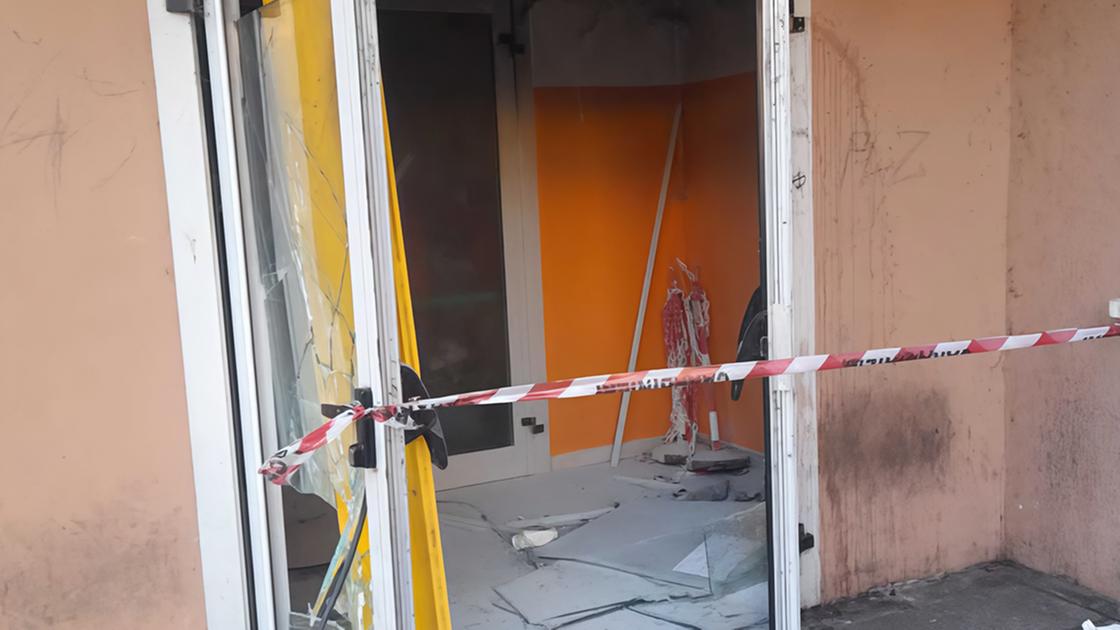 Vandali a scuola danno fuoco ai cestini e danneggiano l’ingresso