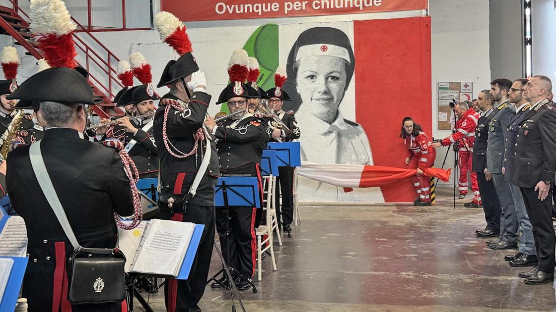 Opera, un nuovo murales. Emanuela Setti Carraro nell’hub della Croce Rossa