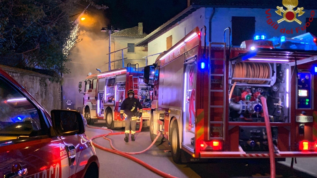 Si sono mobilitati anche i Servizi sociali per trovare una sistemazione temporanea all’inquilino rimasto senza casa. L’incendio divampato sabato in...