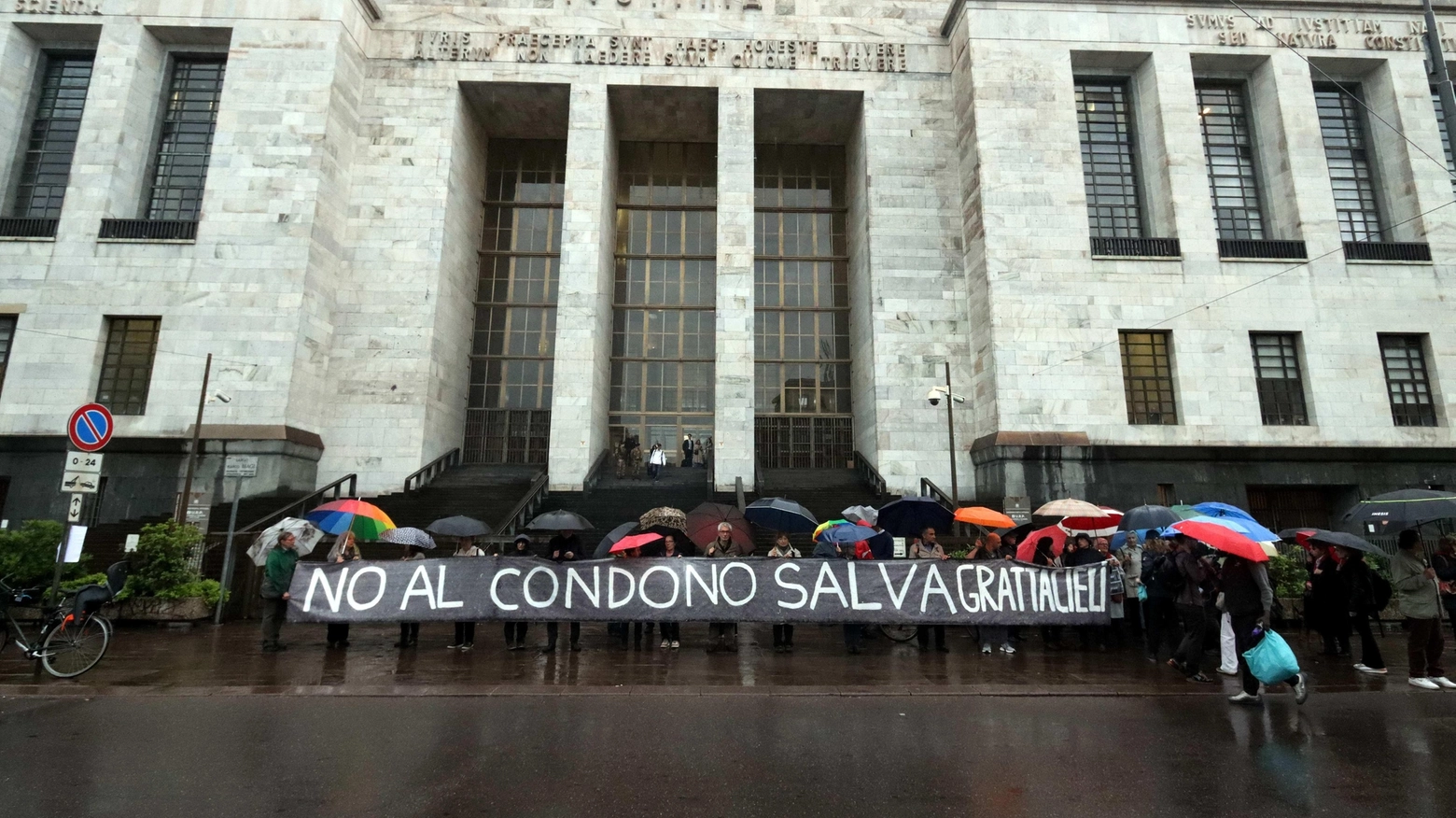 Flash mob contro il condono: "Sfregio alla democrazia"