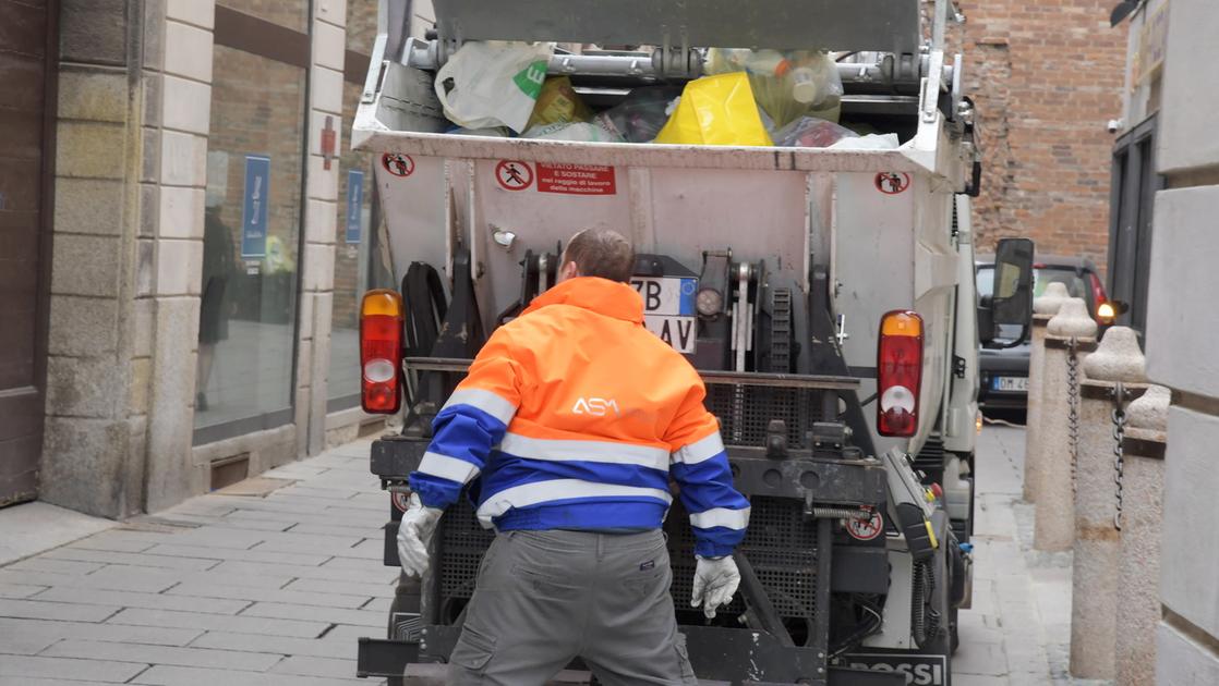 Caos nella raccolta rifiuti a Pavia nei giorni di festa. E c’è chi getta i sacchi dell’umido nei campi