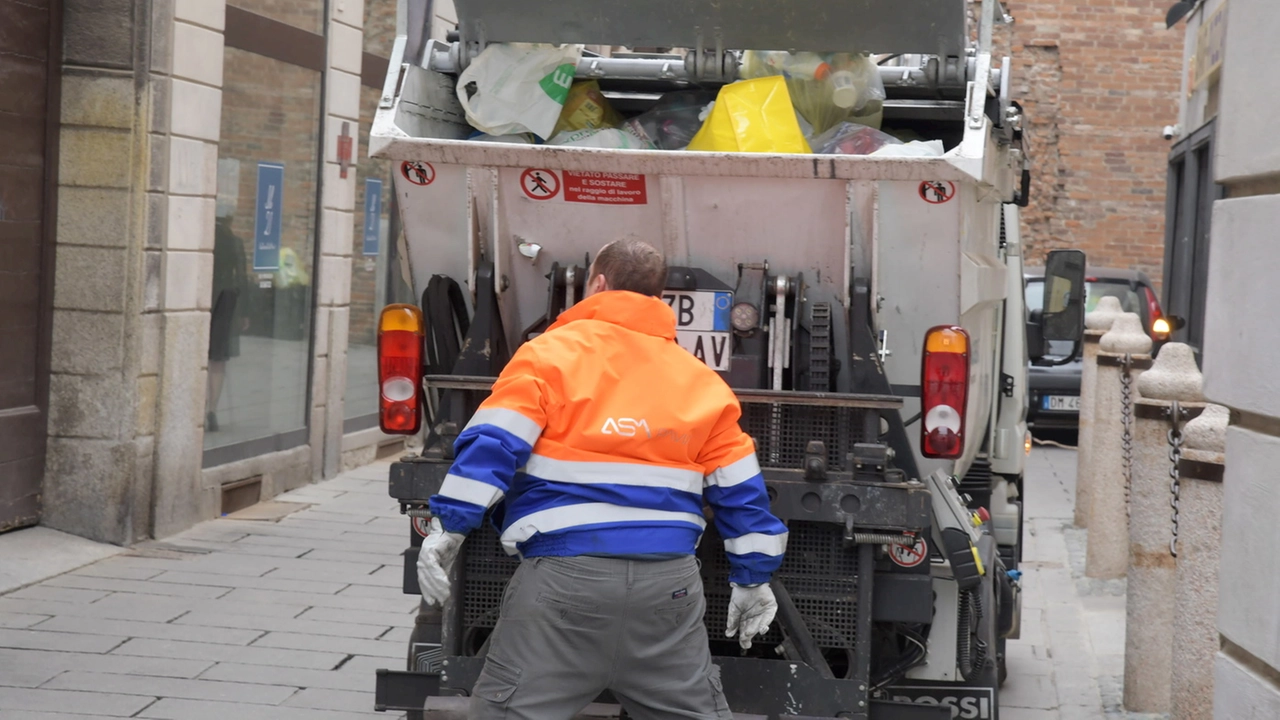 Un operatore della raccolta rifiuti