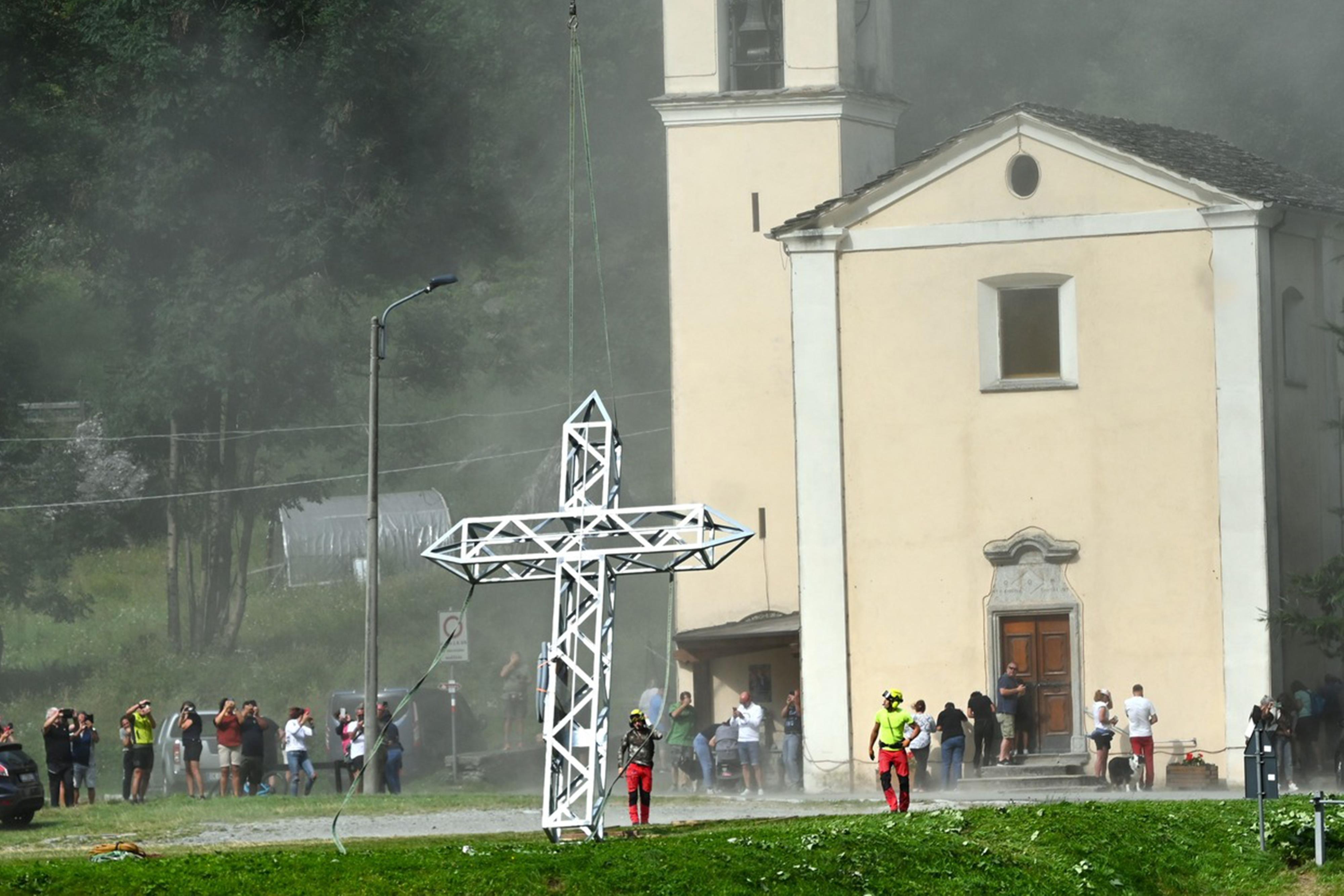 Un’altra croce strappata dai monti, il sindaco di San Giacomo Filippo: presenterò denuncia