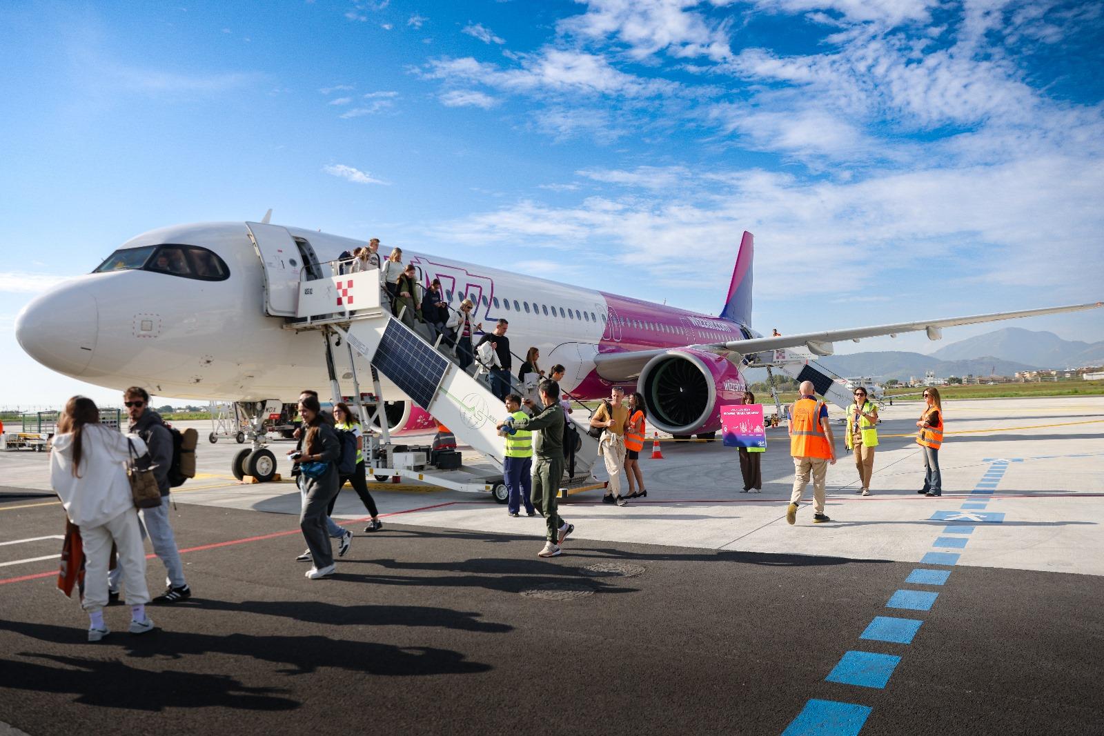 Natale a casa con volo gratis da Milano per 50 studenti: contest di Wizz Air. Come partecipare