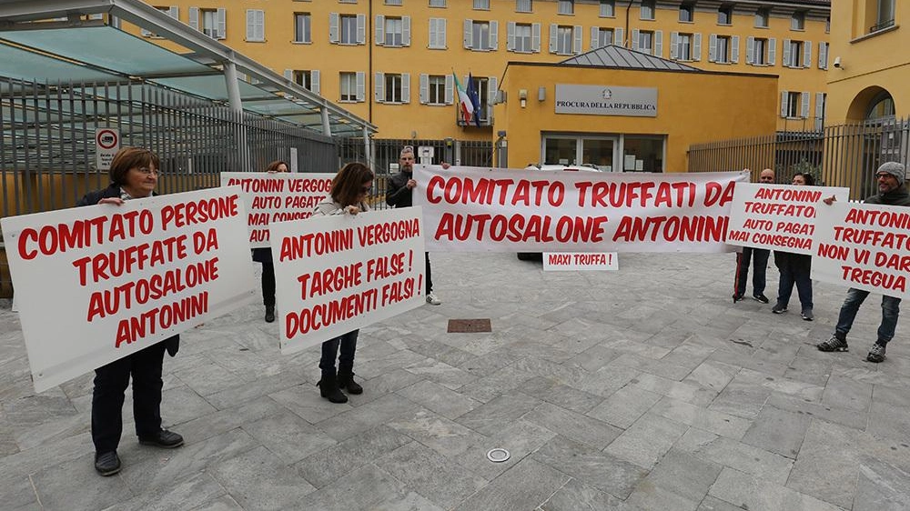 Una delle proteste andate in scena per la truffa dell'Autosalone