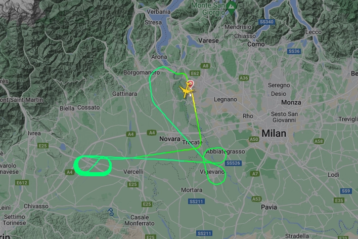 I movimenti del volo Latam diretto a San Paolo, in Brasile, che ha dovuto fare un atterraggio di emergenza (da Flightradar24)