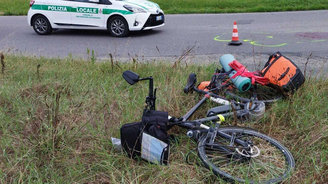 La bicicletta del 69enne a terra dopo l’incidente L’uomo è ora ricoverato in Rianimazione nel Policlinico San Matteo