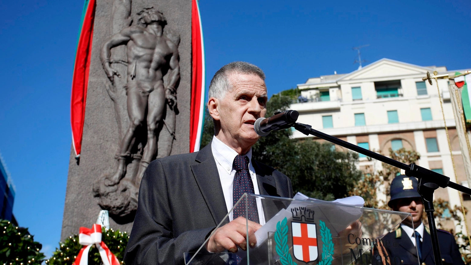 Roberto Cenati interviene durante l'anniversario dell'eccidio nazifascista di piazzale Loreto a Milano